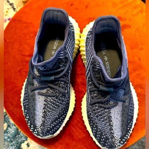 Yeezy boost 350 unisex sneakers size 7L ( size 5.5 M) in almost new condition